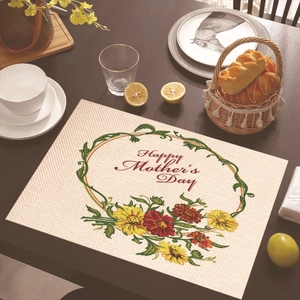 Λινό σουπλά με λουλουδάτο στεφάνι Happy Mother's Day σε σκούρο ξύλινο τραπέζι