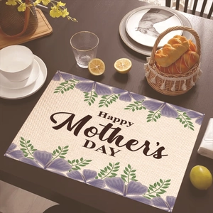 Λινό σουπλά με κείμενο Happy Mother's Day και μωβ λουλούδια σε ξύλινο τραπέζι