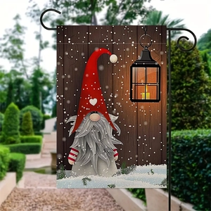 Weihnachts-Gartenflagge mit festlichem Wichtel und Vintage-Laterne auf dunklem Holzhintergrund