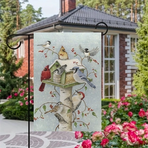Detail der doppelseitigen Gartenfahne aus Leinen mit Vögeln und Vogelhaus im Hinterhof