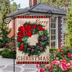 Detail der Gartenfahne aus Leinen mit Weihnachtskranz-Aufdruck und rustikaler Textur