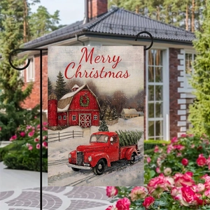 Detail der Weihnachts-Gartenfahne mit rotem LKW und Scheune in verschneitem Garten
