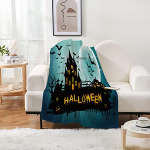 Dunkelblaue Halloween-Flanelldecke mit Motiven von Schlössern, Fledermäusen und Kürbissen
