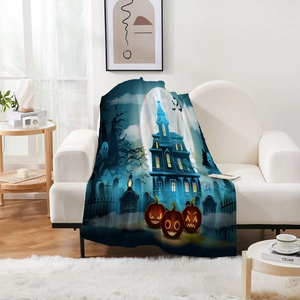 Detail der Halloween-Flanelldecke mit Geisterhaus- und Friedhofsmond-Mustern