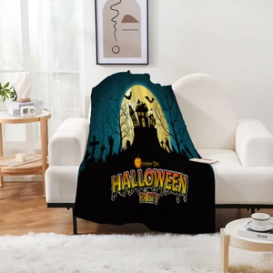 Detailansicht der Halloween-Decke mit Schloss und Vollmond auf weißem Sofa