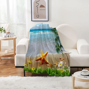 Couverture en flanelle paysage de plage avec étoile de mer et fleurs sur canapé