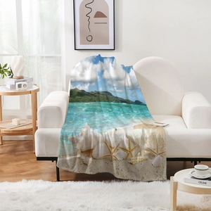 Détail d'une couverture en flanelle imprimé océan avec coquillages et étoiles de mer