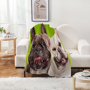 Gros plan d'un imprimé Bouledogue Français sur une couverture en flanelle
