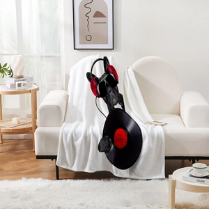 Couverture en flanelle avec bouledogue musicien posée sur un canapé blanc moderne