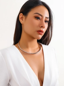 Dettaglio choker argentato minimalista con finitura lucida e design tubolare sottile