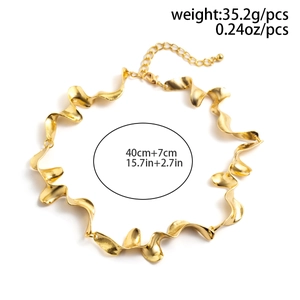 Detailed view of golden twisted wave necklace with 35.2g weight and 40cm+7cm length