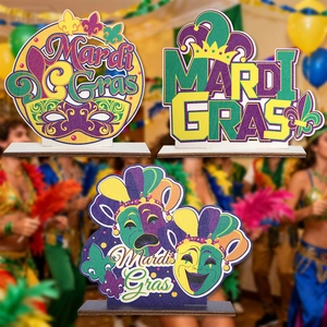 Vista macro di ornamenti in legno Mardi Gras con giglio e maschere di carnevale
