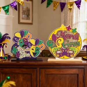 Dettaglio decorazione da tavolo Mardi Gras in legno con maschera e motivi festivi viola