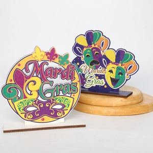 Dettaglio decorazioni da tavola per Mardi Gras in legno con motivi di maschere colorate