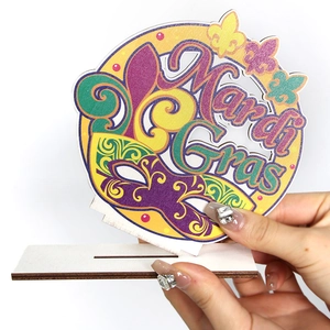 Decorazione da tavolo in legno Mardi Gras con maschera e gigli su una base bianca