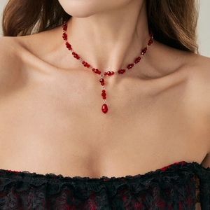 Collana a Y gotica con cristalli rossi sfaccettati e ciondolo a goccia elegante