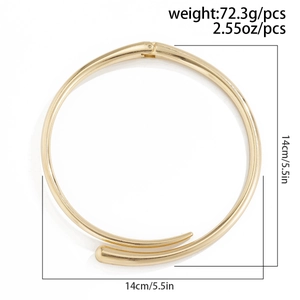 Goldenes geometrisches Feder-Choker-Halsband aus Metall mit glattem Finish für Damen