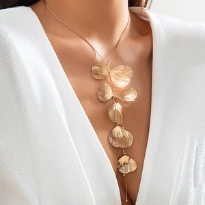 Collier gland feuille de ginkgo doré avec fini brossé sur un mannequin femme