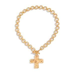Punk stijl gouden grove ketting met kruishanger en OT-sluiting op een witte achtergrond