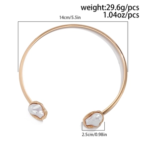 Détail du collier doré avec perles baroques incluant les dimensions et le poids précis