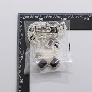 Vue détaillée du collier de perles multicouche et des boucles d'oreilles en pierres noires