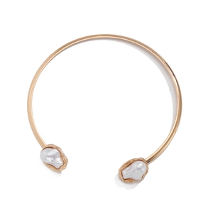 Collier ras de cou doré minimaliste orné de deux perles baroques au design artistique