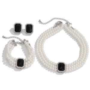 Parure de bijoux élégante en perles multicouches avec accents de pierres noires