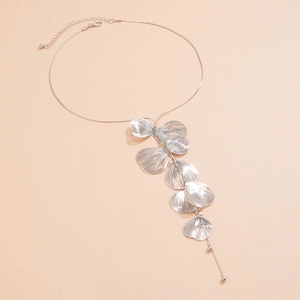 Détail du collier à pampilles en feuilles de ginkgo argentées avec pendentif en métal texturé