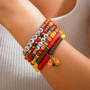 Detail eines Thanksgiving-Armbands mit Truthahn-Anhänger und Buchstabenperlen GIVE THANKS