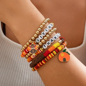 Detailansicht der Thanksgiving-Armbänder mit Truthahn-Anhänger und Buchstabenperlen