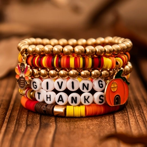 Makro-Detail des Thanksgiving-Armband-Sets mit Heishi-Perlen und Erntedank-Anhängern
