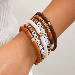 Detail van Thanksgiving-armbanden met esdoornkralen en Heishi-kleischijven