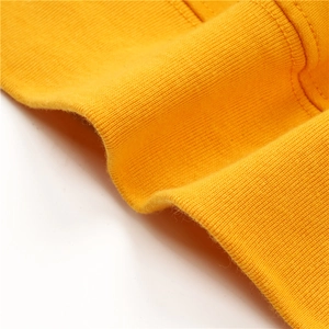 Macro della trama del tessuto a costine giallo brillante su polsini e scollatura felpa