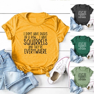 Dettaglio dell'orlo annodato su t-shirt grafica a maniche corte con scritta divertente