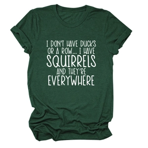 Dettaglio della stampa con frase divertente su t-shirt in cotone verde scuro con risvolti