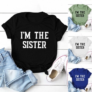 Détail du t-shirt I'M THE SISTER disponible en noir, vert, blanc et bleu pour femme