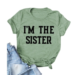 T-shirt vert avec imprimé I'M THE SISTER et détail de nœud élégant à l'ourlet pour femme