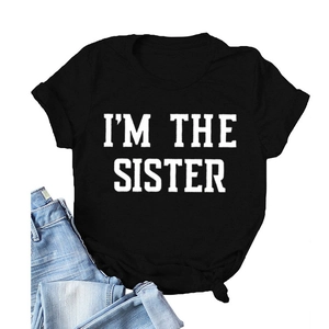 Détail du t-shirt noir en coton avec imprimé I'M THE SISTER et nœud latéral chic
