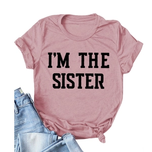 T-shirt rose à manches courtes avec imprimé I'M THE SISTER et détail de nœud chic