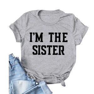 T-shirt gris chiné à manches courtes avec impression noire I'M THE SISTER en gras