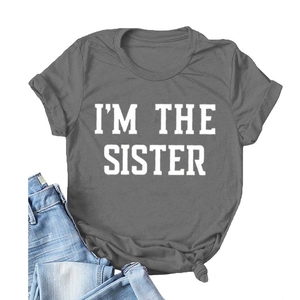T-shirt femme gris foncé avec inscription I'M THE SISTER en présentation à plat