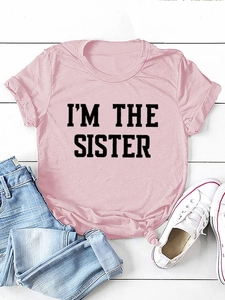 Mise à plat d'un t-shirt rose imprimé Sister assorti à un short en jean et baskets