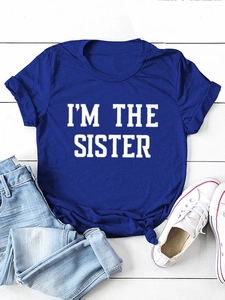 T-shirt bleu roi avec imprimé I'M THE SISTER à plat sur fond de bois blanc