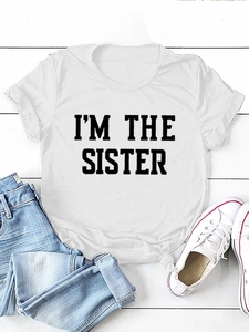 Détail à plat du t-shirt blanc en coton avec impression du texte I'M THE SISTER noir