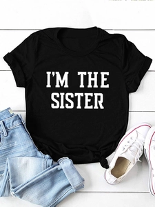 T-shirt noir I'M THE SISTER à plat avec ourlet noué élégant et imprimé de lettres blanches