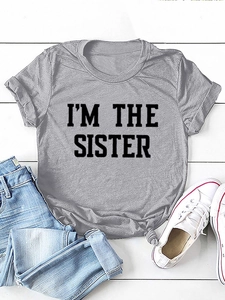 Détail de l'imprimé I'M THE SISTER sur t-shirt gris en coton avec nœud à la base