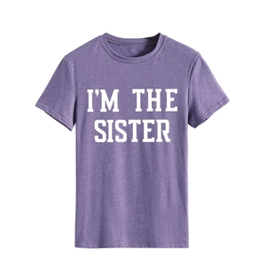 Gros plan du lettrage I'M THE SISTER blanc sur le t-shirt violet chiné en coton