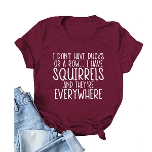 T-shirt in cotone bordeaux con scritte bianche divertenti e jeans blu chiaro distesi