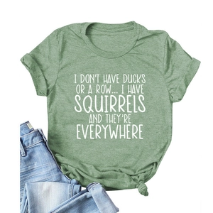 T-shirt verde casual girocollo con stampa divertente e jeans blu stile flat lay