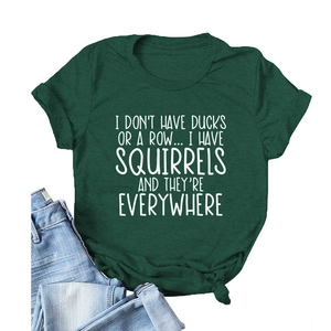 T-shirt verde scuro con scritta divertente e jeans blu su sfondo bianco